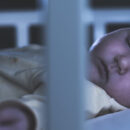 Czy niemowlę może spać przy otwartym oknie?
